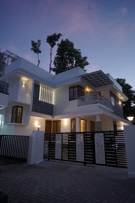 Home Stay - Near Cochin Airport Angamaly Bagian luar foto